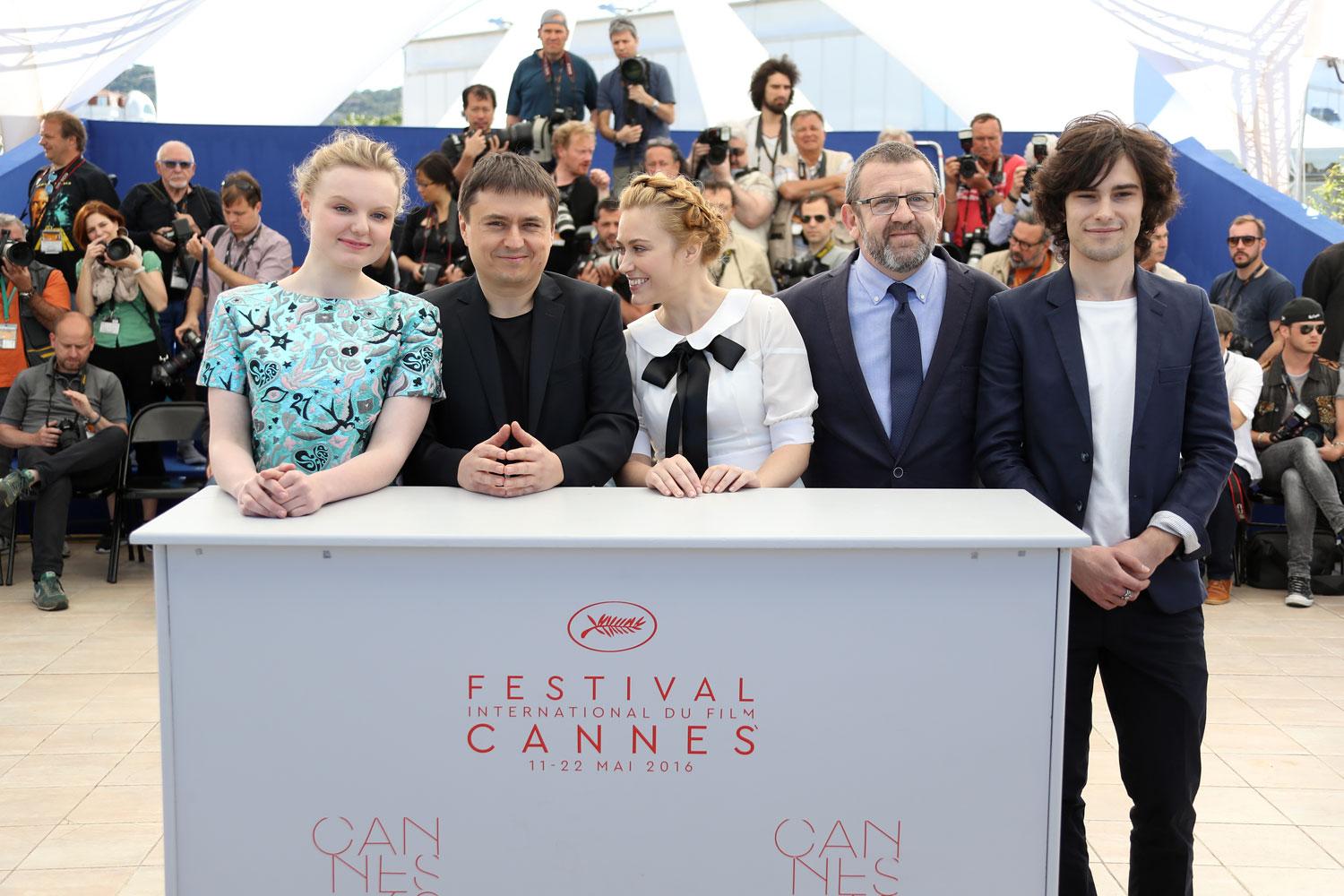 L'équipe du film "Baccalauréat" à Cannes. [AFP - Valéry Hache]