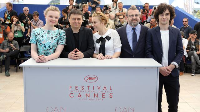 L'équipe du film "Baccalauréat" à Cannes. [AFP - Valéry Hache]