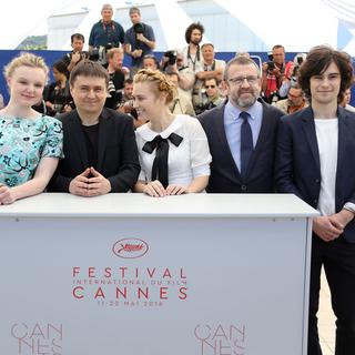 L'équipe du film "Baccalauréat" à Cannes. [AFP - Valéry Hache]