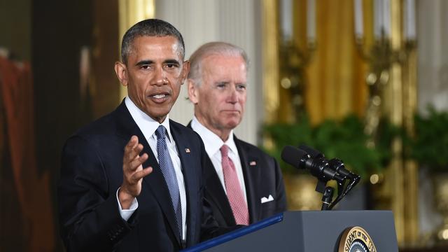 Le président américain Barack Obama au côté du vice-président Joe Biden, à la Maison blanche le 5 janvier 2016. [AFP - Mandel Ngan]