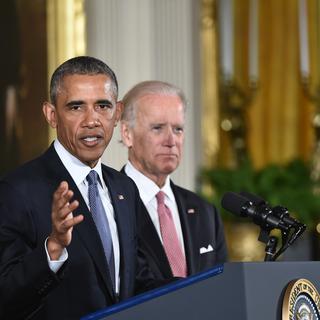 Le président américain Barack Obama au côté du vice-président Joe Biden, à la Maison blanche le 5 janvier 2016. [AFP - Mandel Ngan]