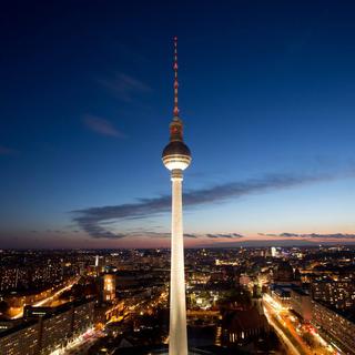 Une vue de la ville de Berlin avec la tour de la télévision de l'Alexanderplatz au premier plan. [Keystone - EPA/KAY NIETFELD]