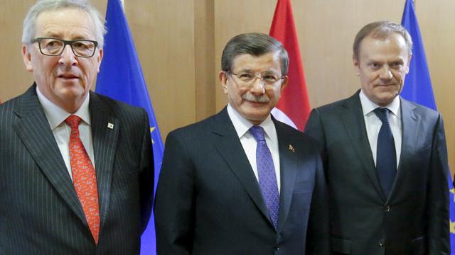 Le Premier ministre turc Ahmet Davutoglu entouré du président de la Commission européenne Jean-Claude Juncker et du président du Conseil européen Donald Tusk. [Olivier Hoslet]