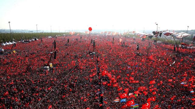 Marée rouge dimanche à Istanbul. [EPA/Keystone]