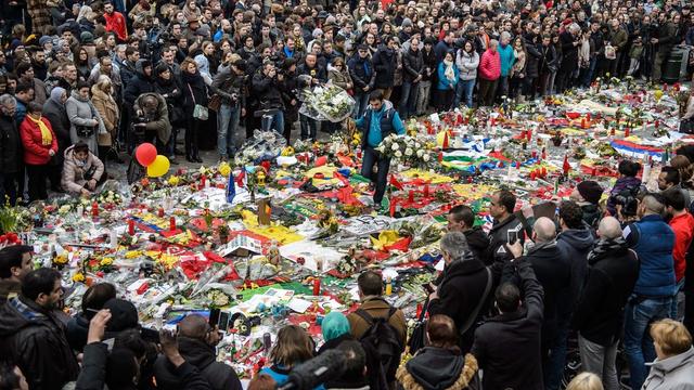 Des hommage aux victimes ont déjà eu lieu, notamment des minutes de silence, comme ici Place de la Bourse. [EPA - Christophe Petit Tesson]