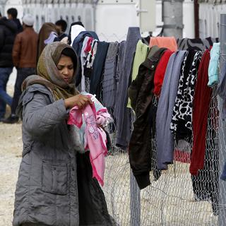 Des réfugiés bloqués entre les frontières macédonienne et serbe. [key - AP Photo/Boris Grdanoski]