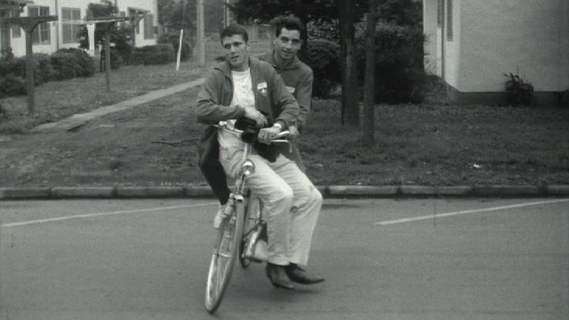 Les athlètes suisses découvrent les joies du vélo au village olympique de Tokyo, 1964. [RTS]