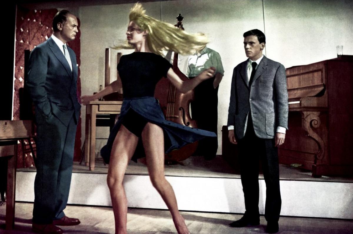 Brigitte Bardot, entourée de Curt Jürgens et de Jean-Louis Trintignant, dans "Et Dieu créa la femme" de Roger Vadim, 1956.