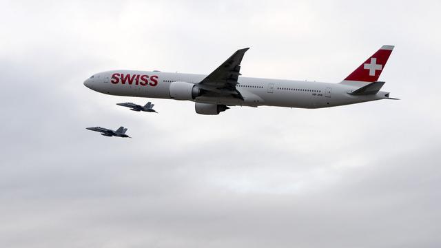 Le nouveau Boeing de Swiss accompagné par deux F-A 18. [Nick Soland]