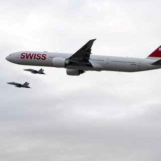Le nouveau Boeing de Swiss accompagné par deux F-A 18. [Nick Soland]