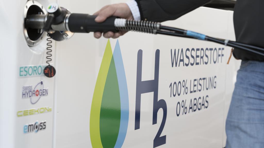 Alimentation d'un camion fonctionnant à l'hydrogène dans la première pompe de ce genre en Suisse, située à Hunzenschwil, dans le canton d'Argovie. [Keystone - Gaëtan Ball]