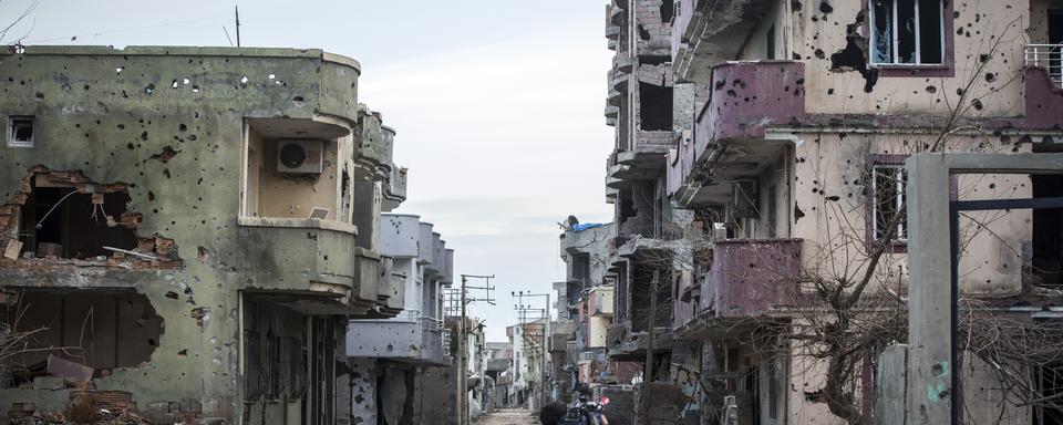 Une rue de Cizre, dans le sud-est de la Turquie, après la fin de l'offensive turque contre les militants du PKK. [Anadolu Agency/AFP]