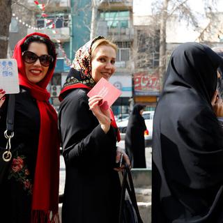 De Iraniennes devant un bureau de vote, le 26 février 2016. [Abedin Taherkenareh]
