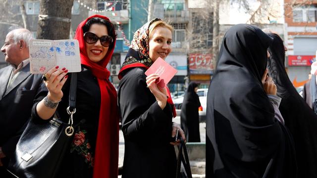 De Iraniennes devant un bureau de vote, le 26 février 2016. [Abedin Taherkenareh]