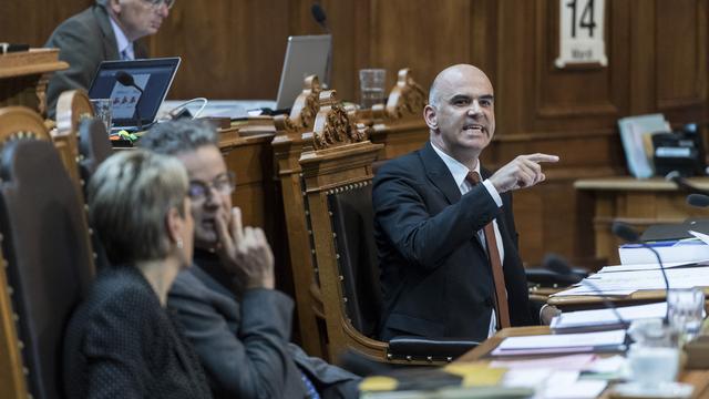 Alain Berset défend la loi sur le tabac devant le Conseil des Etats. [Keystone - Alessandro della Valle]