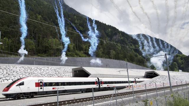 Premier train sortant du tunnel de base du Gothard le jour de son inauguration, le 1er juin 2016. [Keystone - Laurent Gillieron]
