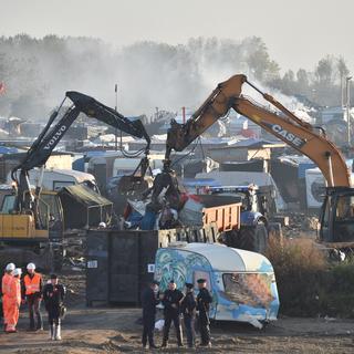 Jeudi 27 octobre: les pelleteuses actives à Calais pour détruire le camp de migrants. [AFP - Philippe Huguen]