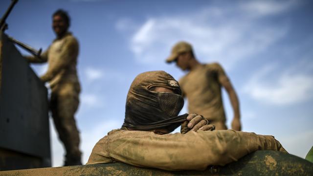 Soldats de l'armée irakienne progressant vers Mossoul depuis le sud de la ville. [AFP - Bulent Kilic]