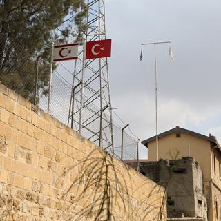 Chypre: drapeaux turcs à la frontière avec la Grèce à Nicosie. [AFP - DPA - Friso Gentsch]