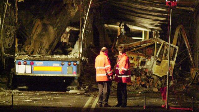 L'incendie dans le tunnel du Gothard en 2001 avait frappé les esprits. [AP/Keystone - Luca Bruno]