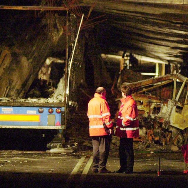 L'incendie dans le tunnel du Gothard en 2001 avait frappé les esprits. [AP/Keystone - Luca Bruno]