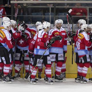 L'équipe suisse de hockey sur glace se congratule après sa victoire contre l'Allemagne en match amical le 3 mai 2016 à Bâle. [Keystone - Georgios Kefalas]