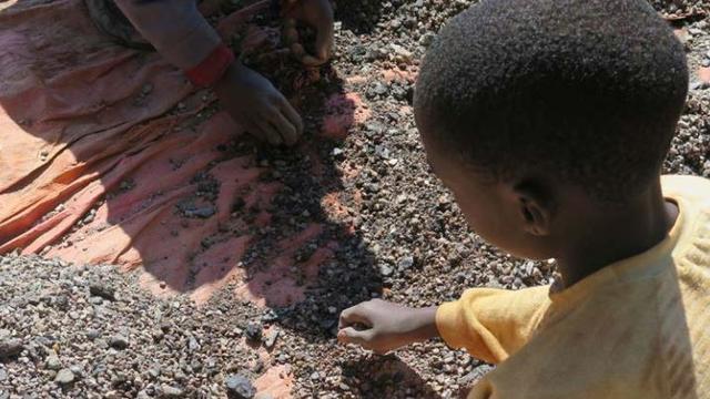 Un enfant trie des pierres contenant du cobalt, République Démocratique du Congo. Mai 2015. [Amnesty International - Afrewatch]