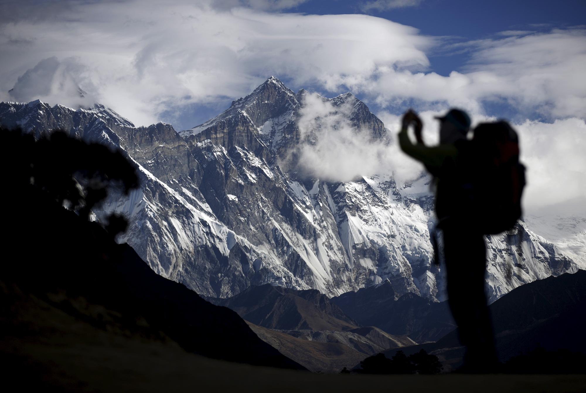 Un touriste dans le district de Solukhumbu, dans la région de l'Everest, le 30 novembre 2015. [REUTERS - © Navesh Chitrakar / Reuters]