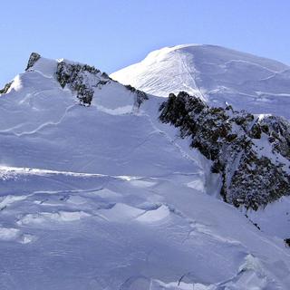 L'incident avec les télécabines bloquées soulève la question de fréquentation du Mont-Blanc. [key - AP Photo/Patrick Gardin, File]