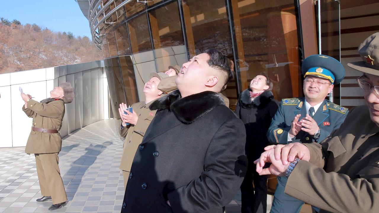 Le leader nord-coréen Kim Jong-un assistant à un essai de lancement de missile à Kyodo en février 2016. [Mandatory credit REUTERS/Kyodo]