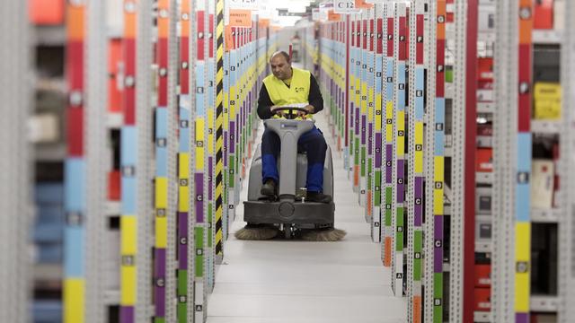 Mardi 22 novembre: un employé d'Amazon lors d'une visite guidée pour les journalistes peu avant la saison de Noël à Bad Hersfeld, en Allemagne. [AP Photo/Keystone - Jens Meyer]