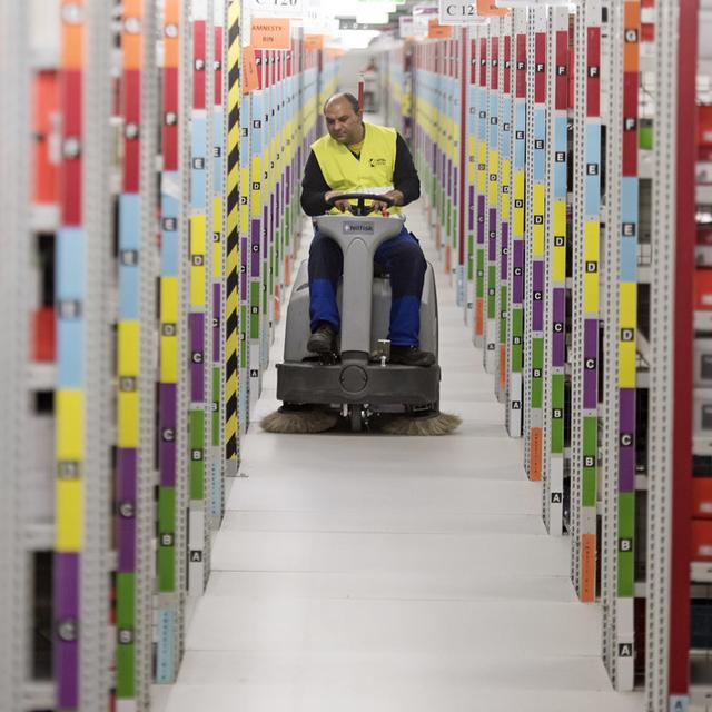 Mardi 22 novembre: un employé d'Amazon lors d'une visite guidée pour les journalistes peu avant la saison de Noël à Bad Hersfeld, en Allemagne. [AP Photo/Keystone - Jens Meyer]