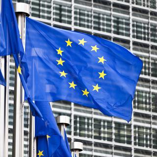 Des drapeaux de l'Union européenne flottent devant le bâtiment de la Commission européenne à Bruxelles. [Keystone - Martin Ruetschi]