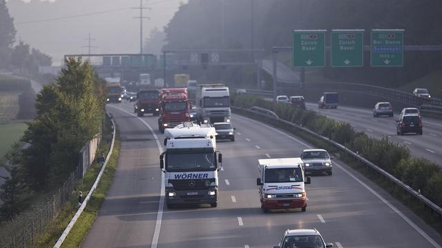 La redevance sur le trafic des poids lourds rapporte 1,5 milliard de francs par an à la Suisse. [Keystone - Gaëtan Bally]