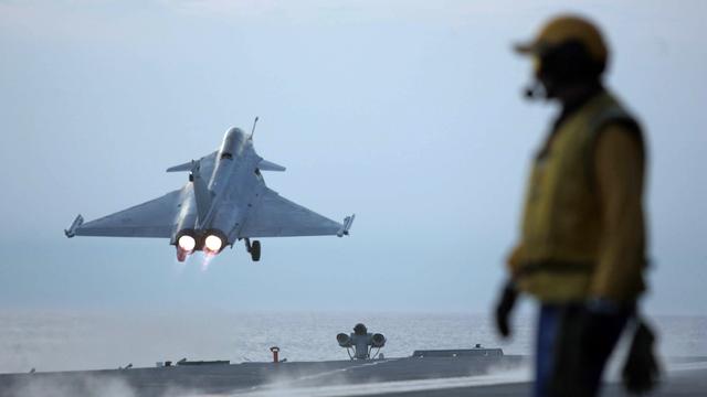 Les appareils français au départ du porte-avions Charles de Gaulle pour des missions en Syrie et en Irak (image d'archive). [AFP - Patrick Valasseris]