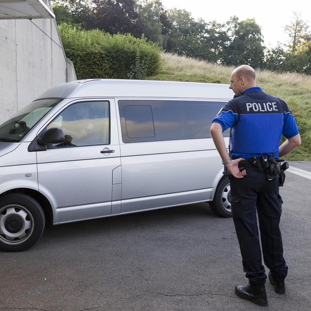 Le fourgon cellulaire transportant Claude D. arrive au tribunal à Lausanne. [Keystone - Cyril Zingaro]