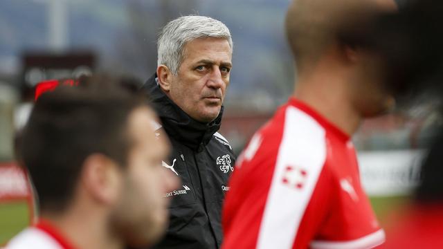 Vladimir Petkovic attend une réaction de ses joueurs face à l'équipe de son pays natal. [Keystone - Patrick B. Krämer]