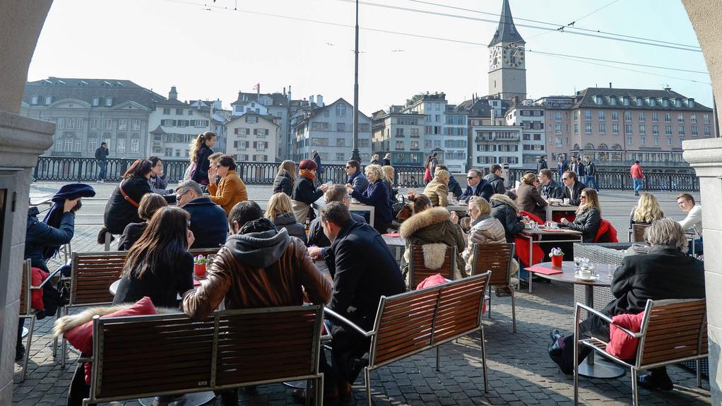 Plus de 80% des Zurichois pensent que la présence d'étrangers est positive pour la ville. [Keystone - Walter Bieri]