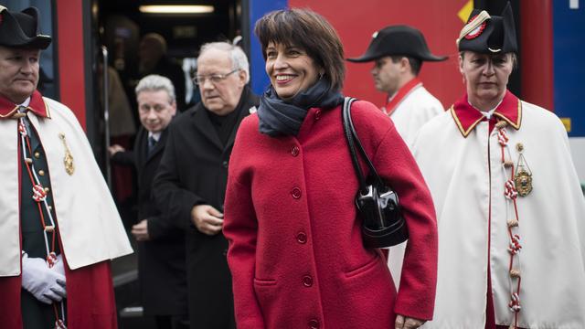 Doris Leuthard sera la présidente suisse en 2017. Elle succède à Johann Schneider-Ammann (en arrière-plan). [Keystone - Ennio Leanza]