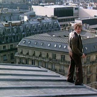 Jean-Paul Belmondo sur les toits des immeubles de Paris dans "Peur sur la ville". [AFP - Cerito FIlm - Mondial televisi - Collection ChristopheL]