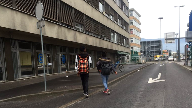 Deux adolescents RMNA rentrent de l'école à Genève. [RTS/Twitter - Nicolae Schiau]