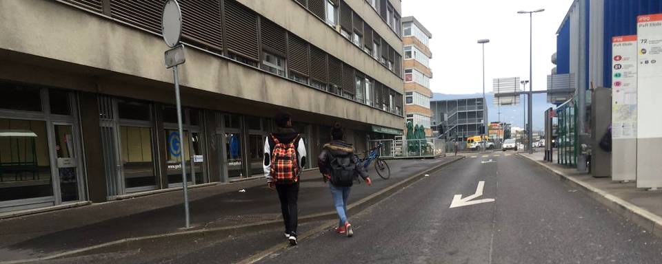 Deux adolescents RMNA rentrent de l'école à Genève. [RTS/Twitter - Nicolae Schiau]