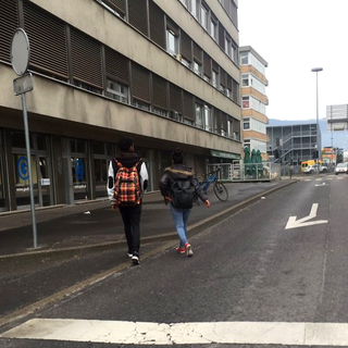 Deux adolescents RMNA rentrent de l'école à Genève. [RTS/Twitter - Nicolae Schiau]