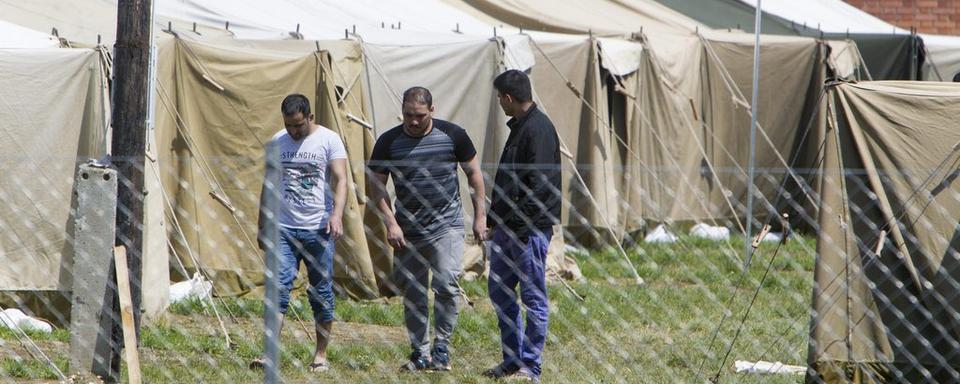 Des migrants dans un camp près de Budapest. [keystone - EPA/Gyorgy Varga]