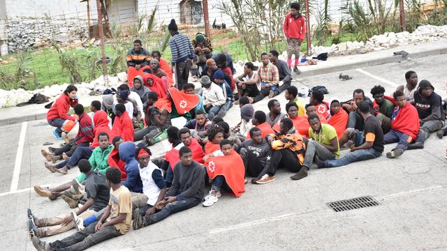 Des migrants rattrapés par la police à Ceuta après avoir forcé la frontière entre l'enclave espagnole et le Maroc. [AFP - ANTONIO SEMPERE]