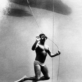 Le plongeur Enzo Maiorca lors de son record mondial d'immersion en apnée à Porto Venere en 1973. 
Leoni Farabola
Leemage/AFP [Leemage/AFP - Leoni Farabola]