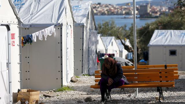 Une femme réfugiée attend sur un banc dans le camp de Kara Tepe, près de Mytilène, sur l'île grecque de Lesbos. [Hannibal Hanschke]