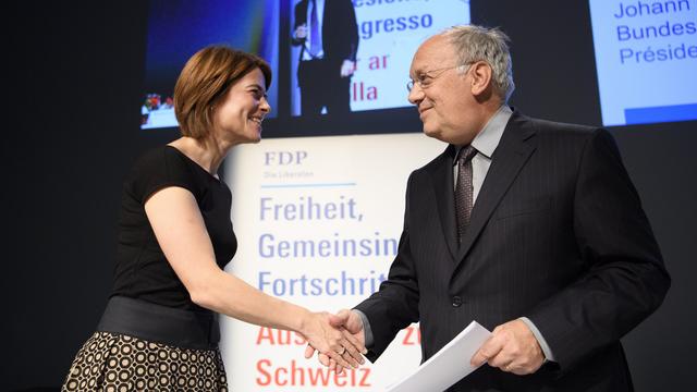 Petra Gössi et Johann Schneider-Ammann à l'assemblée des délégués du PLR, réunis à Montreux. [Keystone - Laurent Gillieron]