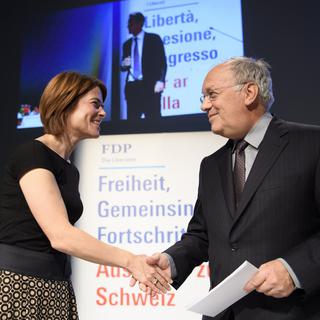 Petra Gössi et Johann Schneider-Ammann à l'assemblée des délégués du PLR, réunis à Montreux. [Keystone - Laurent Gillieron]