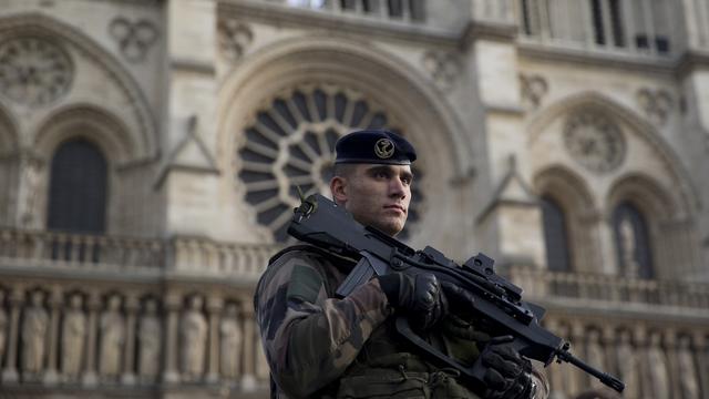 Un soldat français en patrouille devant la cathédrale Notre-Dame de Paris le 30 décembre 2015. [AFP - Kenzo Tribouillard]